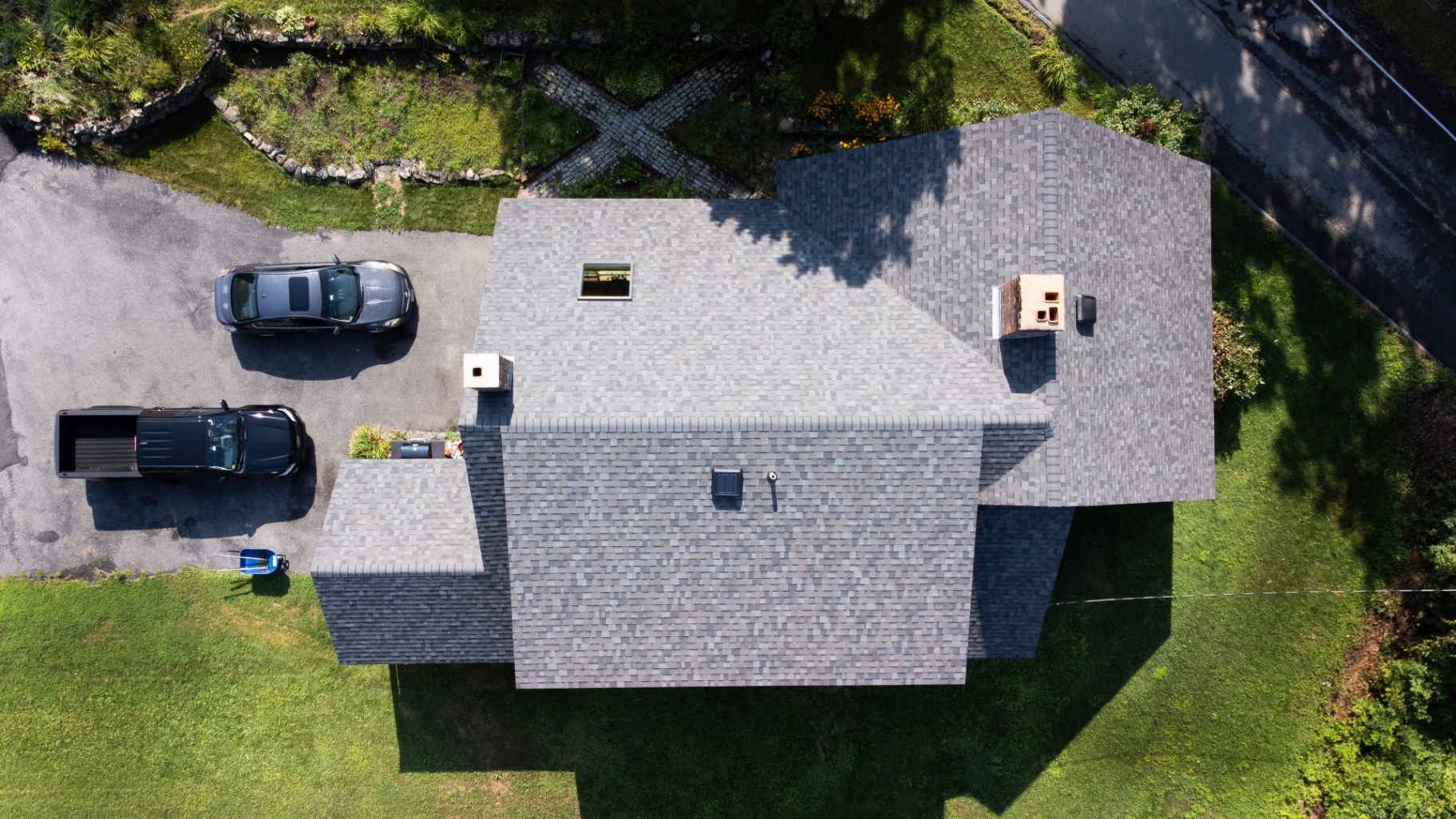 Multi-facet architectural shingle roof